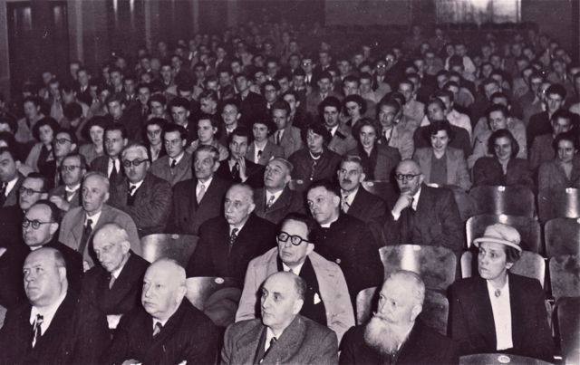 Elza was furieus. De lezing ging over 'Iedere vrouw heeft haar verhaal' maar nog niemand had haar op het podium geroepen.